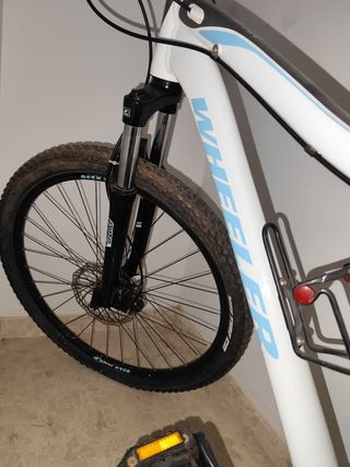 Bicicleta Wheeler montaña en blanco