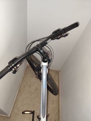 Bicicleta Wheeler montaña en blanco