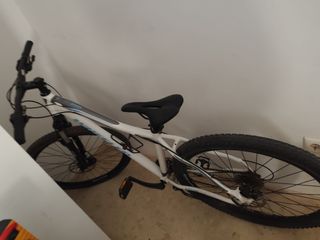 Bicicleta Wheeler montaña en blanco
