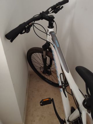 Bicicleta Wheeler montaña en blanco