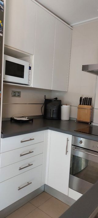 Muebles de cocina blancos.