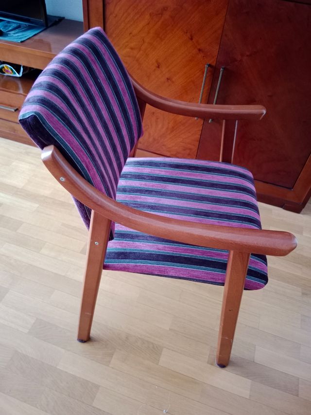 Silla con reposabrazos, ideal para levantarse