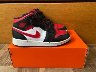 Air Jordan 1 Mid - rojas y negras