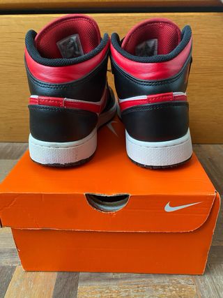 Air Jordan 1 Mid - rojas y negras
