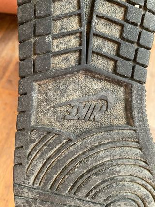 Air Jordan 1 Mid - rojas y negras