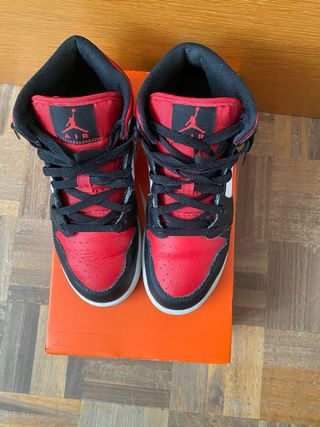 Air Jordan 1 Mid - rojas y negras