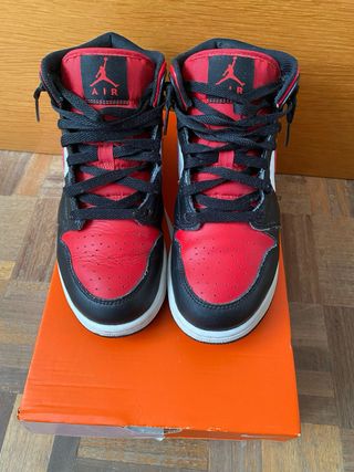 Air Jordan 1 Mid - rojas y negras