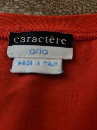 T-shirt rossa Caractère
