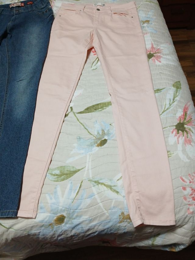 2 pantalones: azul y rosa, talla 16