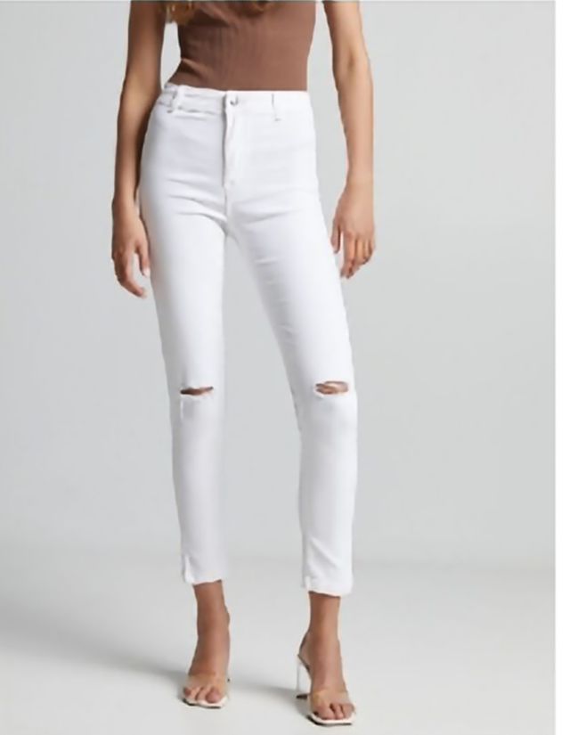 Jeans BERSHKA blanco con rotos. Talla 44.