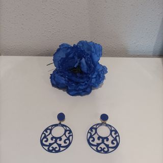 Conjunto Rociero : blusa y falda. Flor de regalo