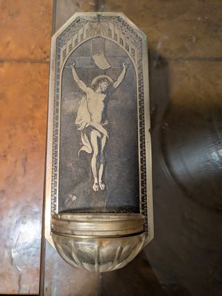 Aguabenditera antigua Cristo crucificado