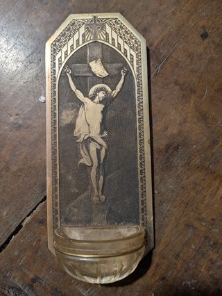 Aguabenditera antigua Cristo crucificado