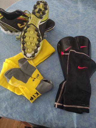 Lote portero de fútbol: botas espinilleras medias