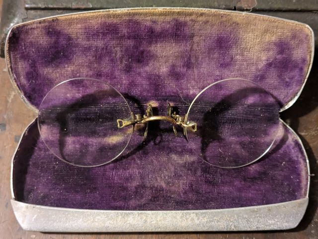 Gafas antiguas redondas, doble monóculo.
