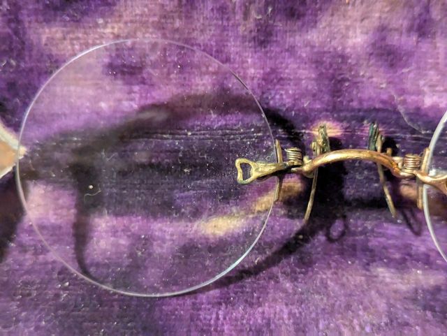 Gafas antiguas redondas, doble monóculo.
