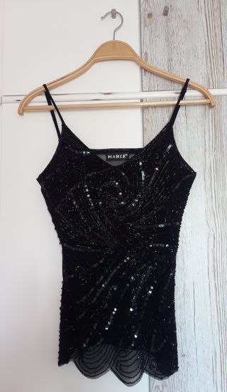 Top negro lentejuelas invitada