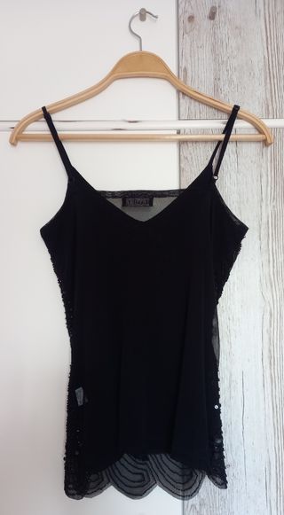 Top negro lentejuelas invitada