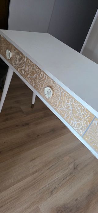 Tocador vintage de madera blanco y beige