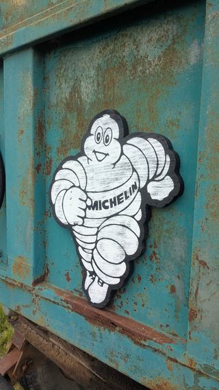 Figura Michelin Bibendum madera