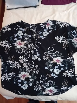 Blusa negra floral - Manga corta