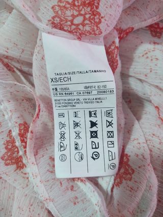 Blusa blanca y roja estampada talla XS