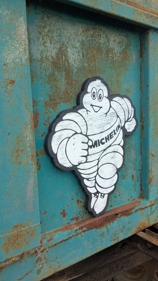Michelin Bibendum: Figura madera