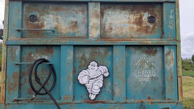 Logo Michelin Bibendum madera