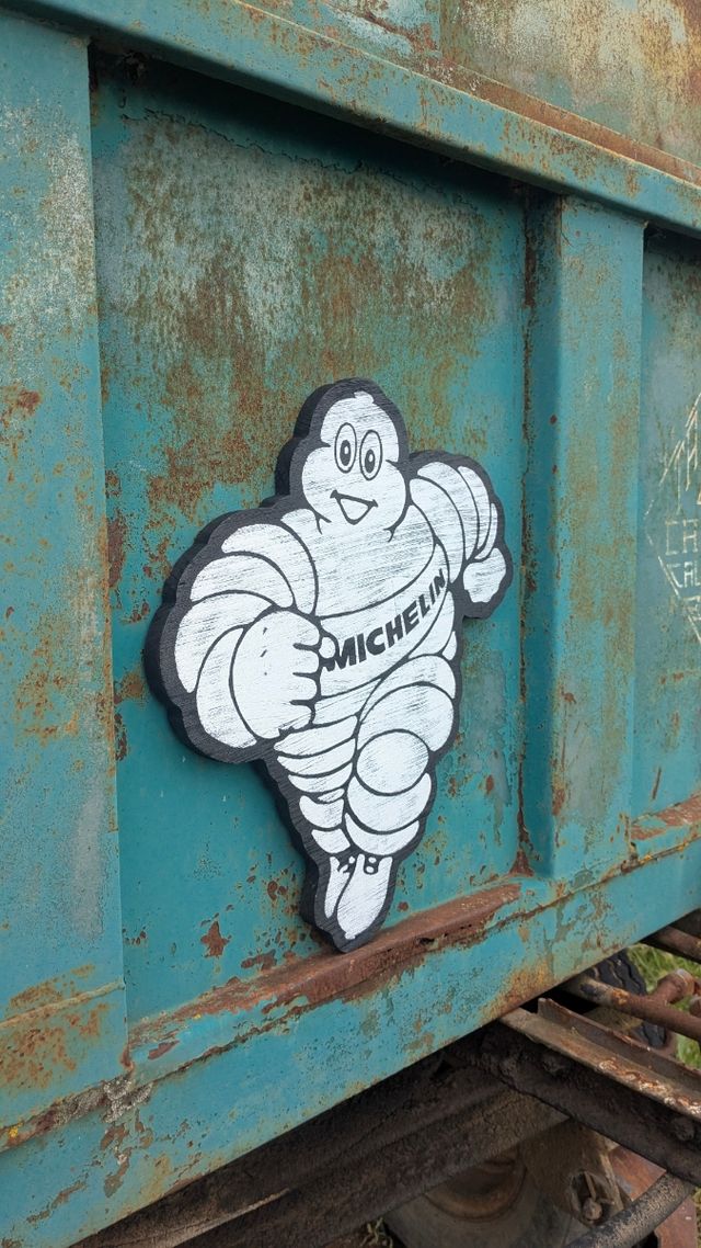Logo Michelin Bibendum madera