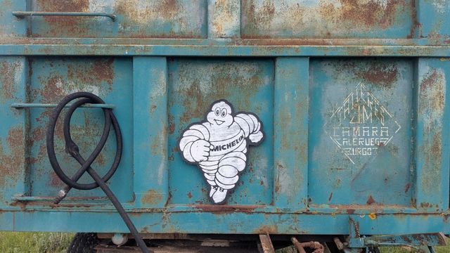 Logo Michelin Bibendum madera