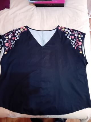 Blusa negra estampada flores