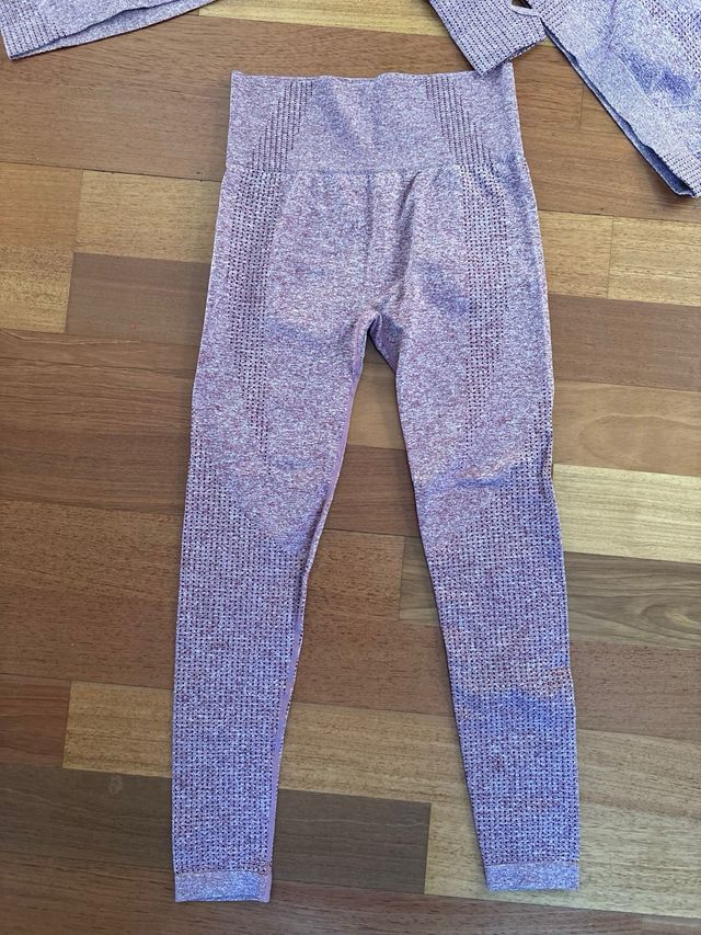 Conjunto deportivo morado/granate