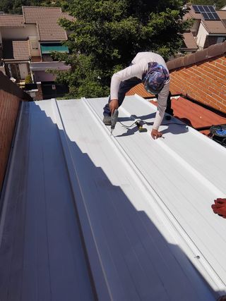 Estructura pérgola metálica con panel sándwich