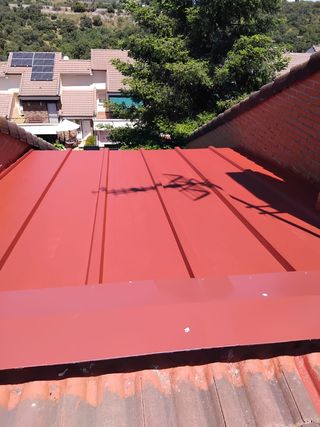 Estructura pérgola metálica con panel sándwich