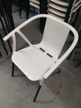  Sillas plásticas blancas y verdes