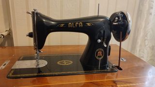 Máquina de coser Alfa Antigua