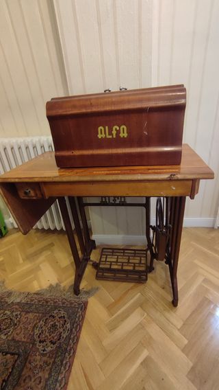 Máquina de coser Alfa Antigua
