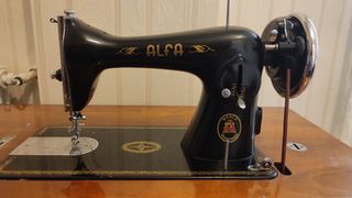 Máquina de coser Alfa Antigua