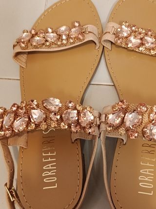 Sandali Lora Ferres rosa chiaro ed oro.