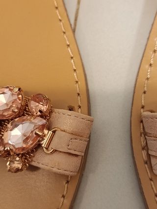 Sandali Lora Ferres rosa chiaro ed oro.