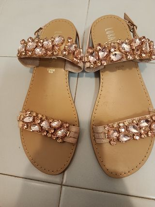 Sandali Lora Ferres rosa chiaro ed oro.