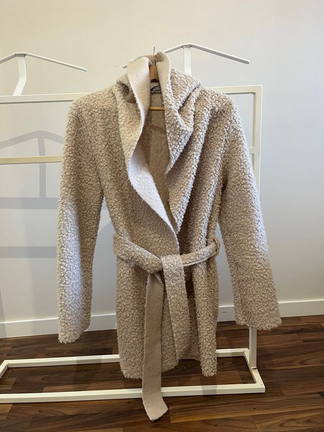 Abrigo beige de borreguillo con capucha
