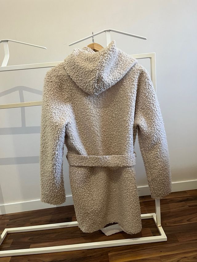 Abrigo beige de borreguillo con capucha