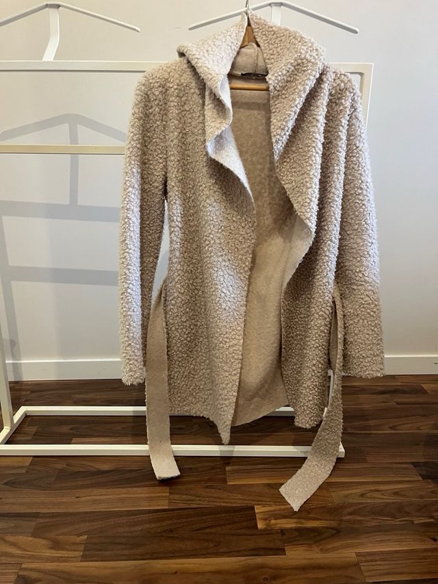 Abrigo beige de borreguillo con capucha