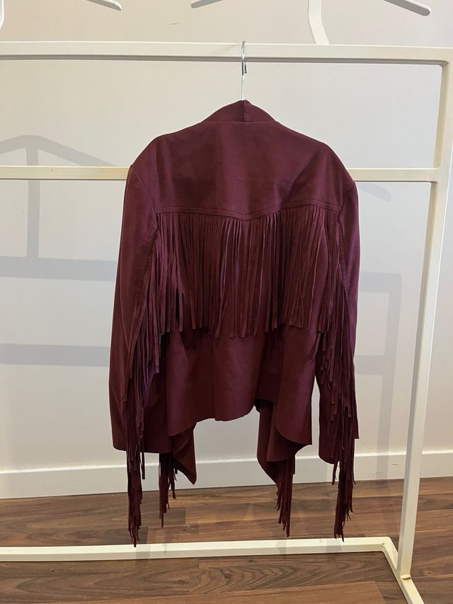 Chaqueta de ante marrón con flecos