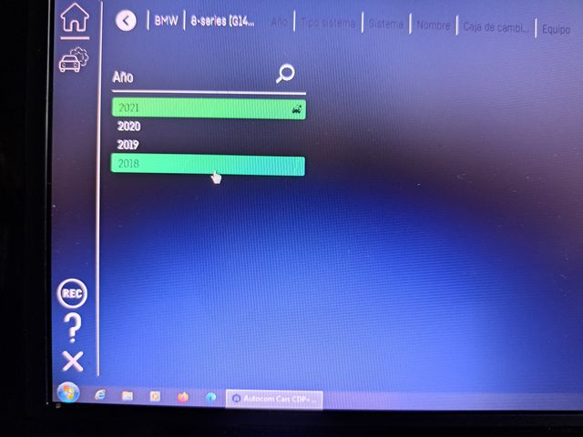 Ordenador portatil y maquina de diagnosis.