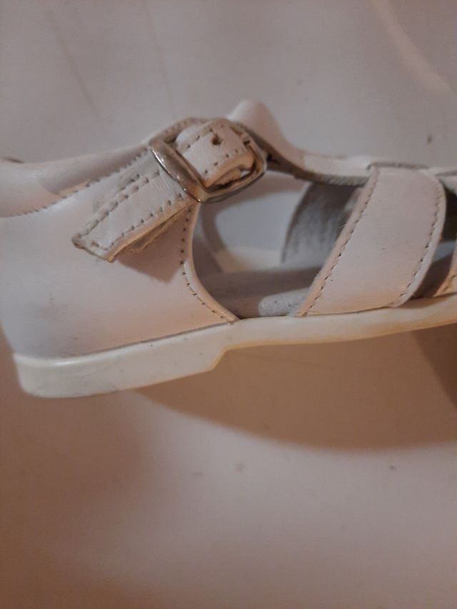 Sandalias blancas marca Chuches