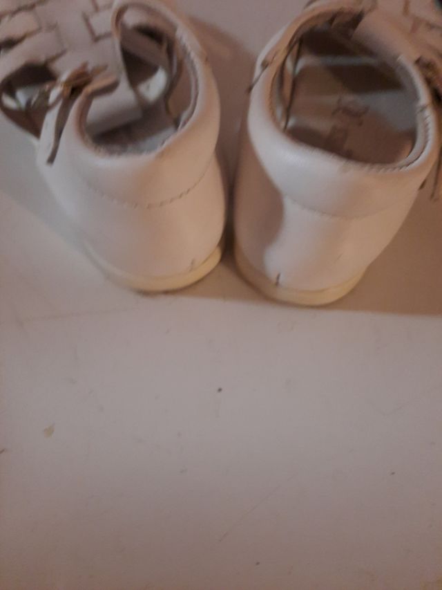 Sandalias blancas marca Chuches