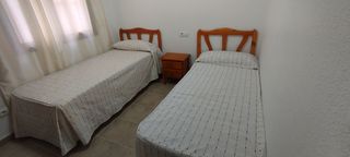 2 somieres de 1,80x80cm + mesilla y cabeceros.