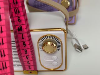 Altavoces con forma de radio retro